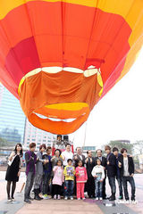 幻灯图：棒棒堂化身幸福大使 为歌迷放天灯祈福