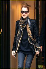 组图：席琳-迪翁法国开唱 性感开胸装魅力四射