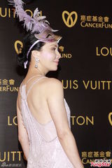 组图：刘嘉玲假面装性感露背 对素颜信心爆棚