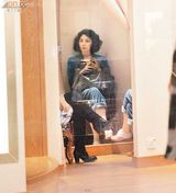 组图：王菲个唱在即赴港扫货 低调现身频频掩脸