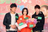 组图：胡定欣不加价薄利多销 圣诞送胡杏儿大惊喜