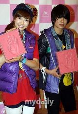 幻灯：f(x)Shinee出席练歌厅开业仪式 留手印纪念