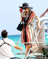 组图：希尔顿度假心情好 挥手和狗仔打招呼