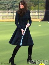 组图：英国王妃亮相母校打曲棍球英气十足