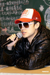 组图：马松戴红领巾发新书 叶一茜付辛博助阵