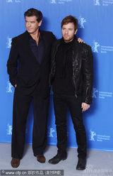 幻灯图集：《捉刀手》亮相 伊万与布鲁斯南比帅