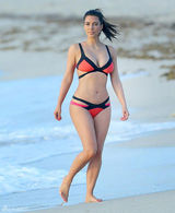 组图：金-卡戴珊现身迈阿密 比基尼秀身材