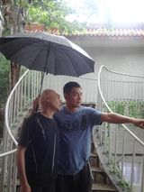 组图：邵兵与父亲私照曝光 父亲节健身散步品小吃