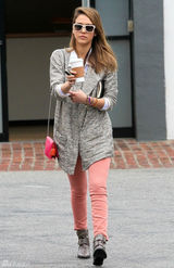 组图：杰西卡-阿尔芭街拍灰色大衣搭配粉裤