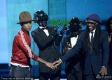 组图:Daft Punk法瑞尔夺最佳流行乐队 表演热单