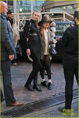 组图：Lady gaga西服礼帽配黑丝 摩登又搞怪