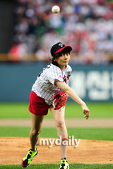 组图：韩女星裴斗娜为棒球比赛开球有模有样