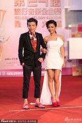 组图：艾怡良性感秀美腿 工作人员蹲地理裙摆