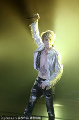 组图：金在中南京火热开唱 赤裸上身大方秀纹身