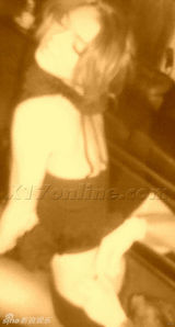 组图：罗韩豪乳半裸热吻希尔顿 吸毒享乐生活奢靡