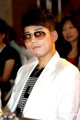 高清组图：张悬苏醒叶蓓为高校演唱会站台造势