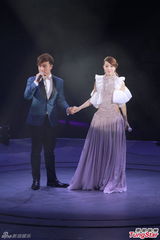 组图：雷颂德个唱献歌儿子 郑秀文助阵掀高潮