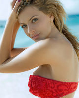 组图：名模米歇尔泳装写真 蛮腰纤细媚态十足