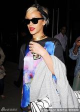 组图：蕾哈娜街拍LOOK 印花T恤搭配骨头图案包