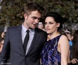 组图：《破晓》首映三人组亮相 斯图尔特秀长腿