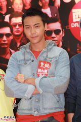 组图：陈伟霆谈裸跑尴尬笑 未能邀阿Sa看首映