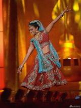 组图：印度裔女孩首获美国小姐桂冠 跳宝莱坞舞