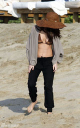 组图：梅根-福克斯现身夏威夷海滩比基尼秀身材