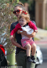 组图：阿尔芭一家甜蜜出游 与丈夫拥抱秀恩爱