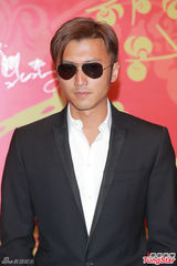 组图：英皇电影春茗星光璀璨 古巨基暂无意结婚