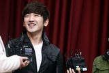 组图：韩国神话组合成员李珉宇结束兵役与粉丝见面