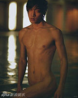 组图：模特张亮全裸旧照被揭 好爸爸大秀人鱼线