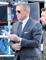 组图：朱迪-丹奇加盟《007》 丹尼尔-克雷格气场十足