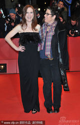 幻灯图：《孩子们没事》首映 朱丽安-摩尔黑裙性感