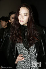 组图：韩星金宇彬郑京浩等献华丽T台秀