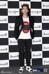 组图：具俊晔朴政珉等出席韩国首尔时装秀