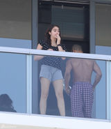 组图：麦当娜带小男友与全家人共度感恩节