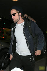 组图：罗伯特-帕丁森现身机场 黑超遮面无表情