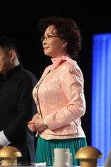 组图：蔡明《出彩》粉衣扮嫩 瞪眼吐舌频卖萌