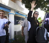 高清组图：安吉丽娜-朱莉探访海地 与受灾儿童聊天