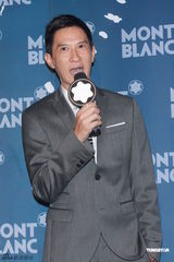 组图：梁咏琪婚后走秀短裙秀美腿 佩戴钻戒曝光