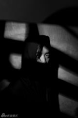 组图：郑恺黑白大片性感颠覆 眼线光影幽暗魅惑