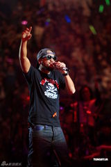 组图：张震岳携热狗上海开唱 点燃平安夜激情