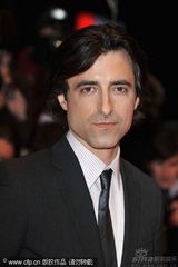 幻灯：本-斯蒂勒《格林伯格》首映 红裙女主角亮丽