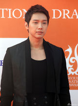 组图：首尔电视剧大赏红毯 佘诗曼于小彤亮相