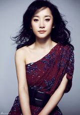 组图：陶飞霏性感红唇写真 干练不失娇媚性感