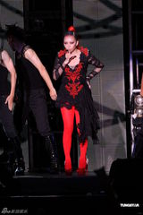 组图：阿妹身著爆乳装开唱 歌迷现场点唱饱耳福