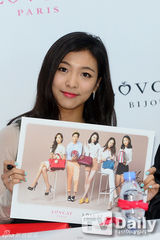 组图：f(x)签名会 Sulli清新Amber露手腕纹身