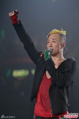 组图：林峰个唱顶黄发秀肌肉舞 直言连累吴千语