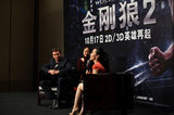 组图：休·杰克曼帅气亮相《金刚狼2》见面会