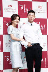 独家高清：金喜爱刘亚仁《密会》发布深情对视